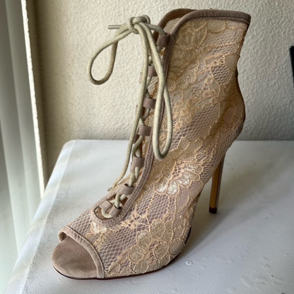 Nude lace heel